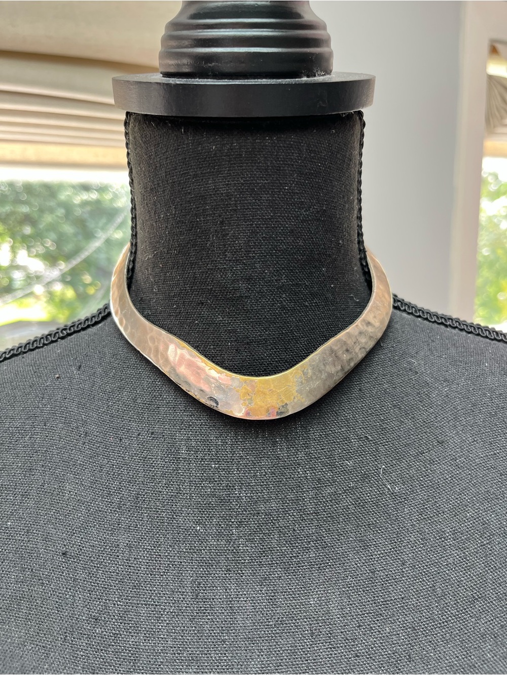 Hammered Metallic V-Shape Collar Necklace - Black